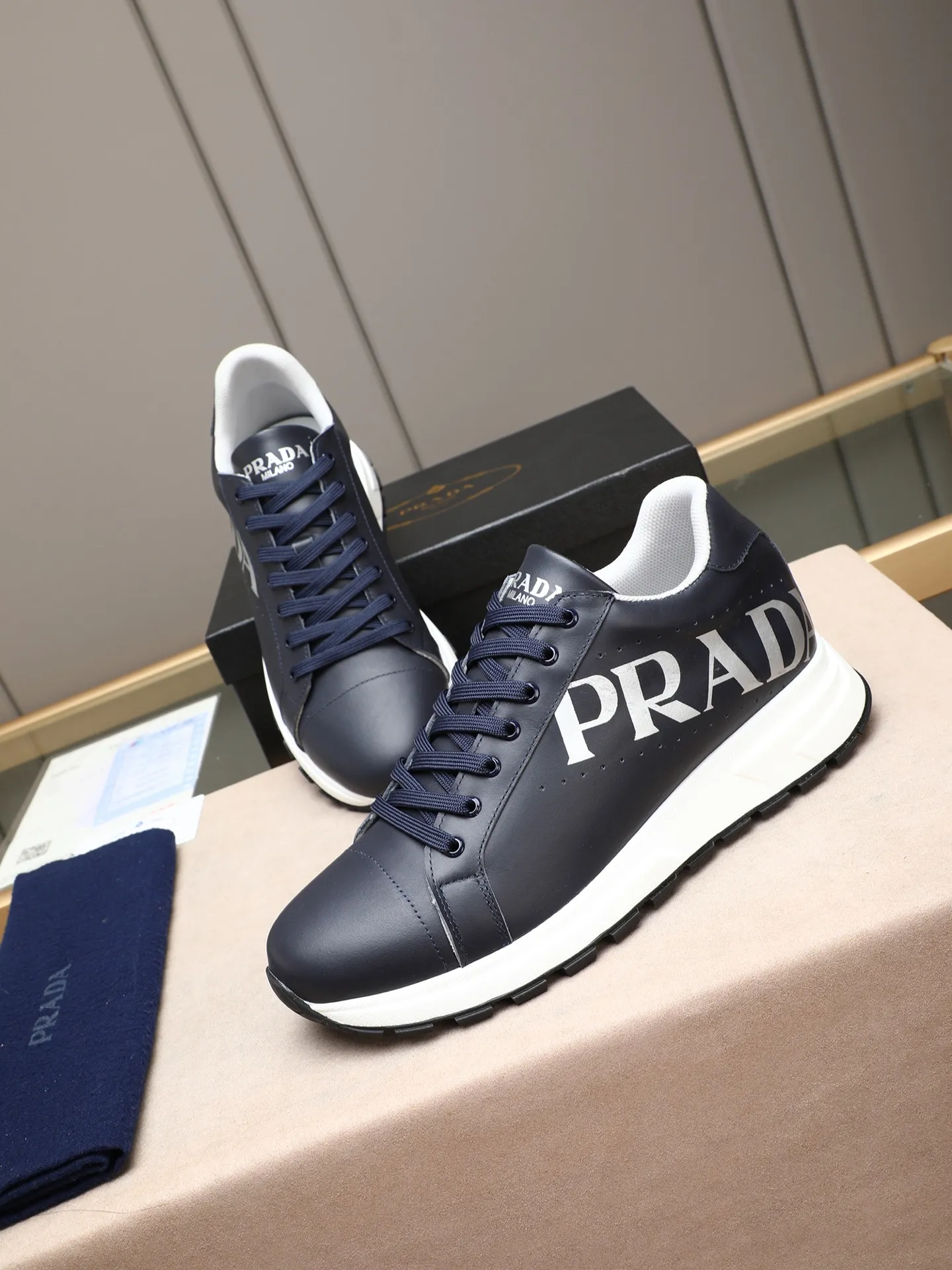 Men's shoes 💰460 PRADA's new model is on the market, the picture above is a must-sell! Fashionable casual men's shoes, trendy and versatile, relaxed and sporty style, imported cowhide leather uppers 3D printed and ultra-fine workmanship. Light and comfortable on the feet, available in 5 colors! 38-44(45 customized)